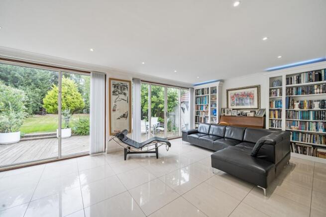 Broadfields Avenue, Edgware, HA8 8PG photo 4