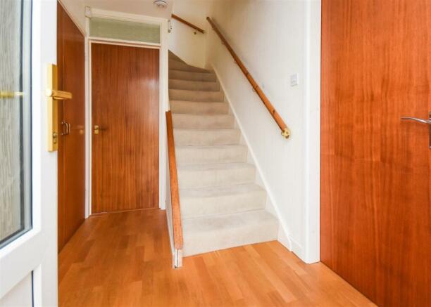 10 Ashley Gardens - Hall.jpg