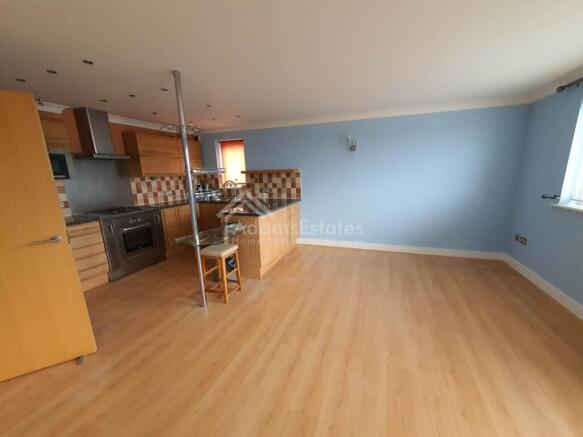 3 bed Flat to rent Image 6