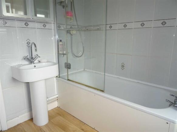 Modern spacious bathroom (rear)