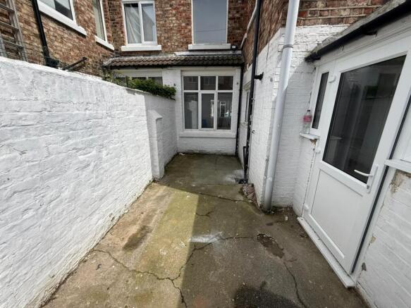 2 bed Terraced to rent Image 12