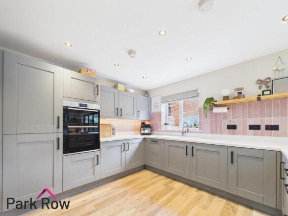 5 bed Detached for sale Image 12