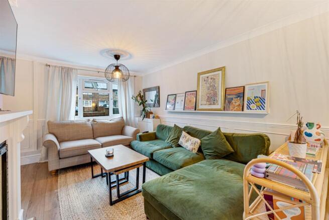 118 Coronation Drive lounge 3.jpg