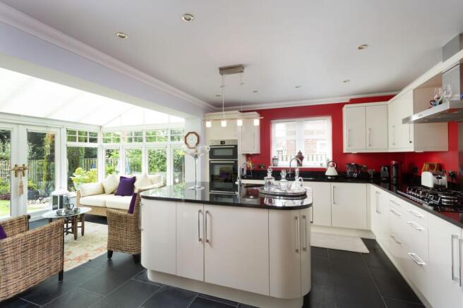 6 bed Detached for sale Image 8