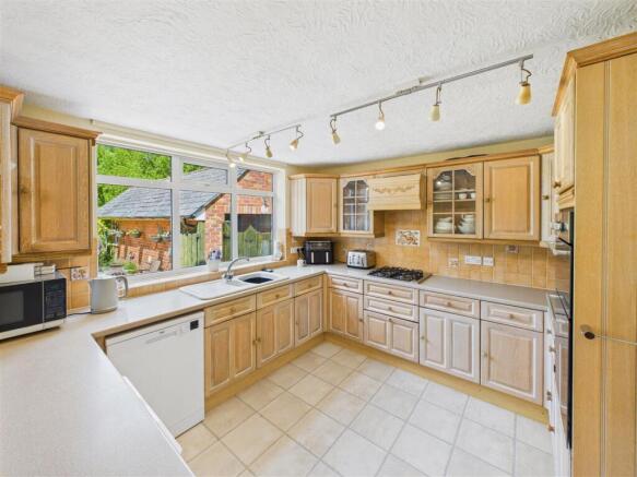 5 bed Detached for sale Image 9