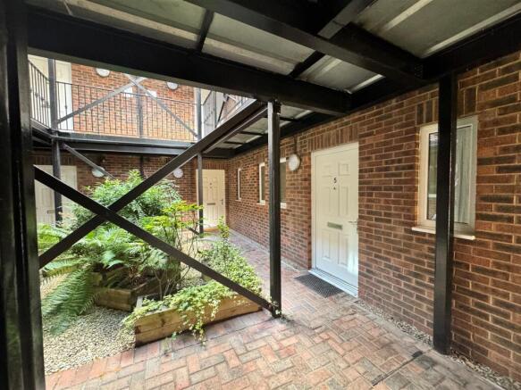2 bed Apartment to rent Image 9