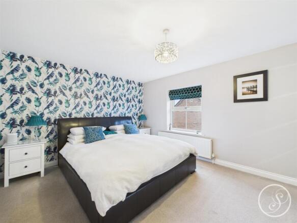 5 bed Detached for sale Image 12