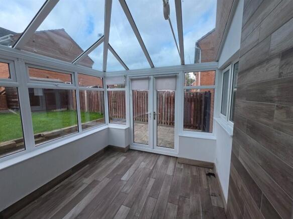Westfield Court, HUDDERSFIELD photo 5