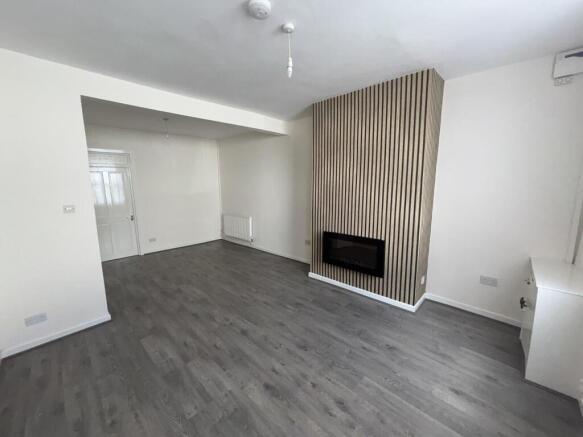 Living room (b)
