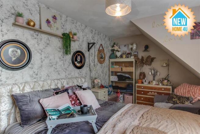 MAIN BEDROOM: