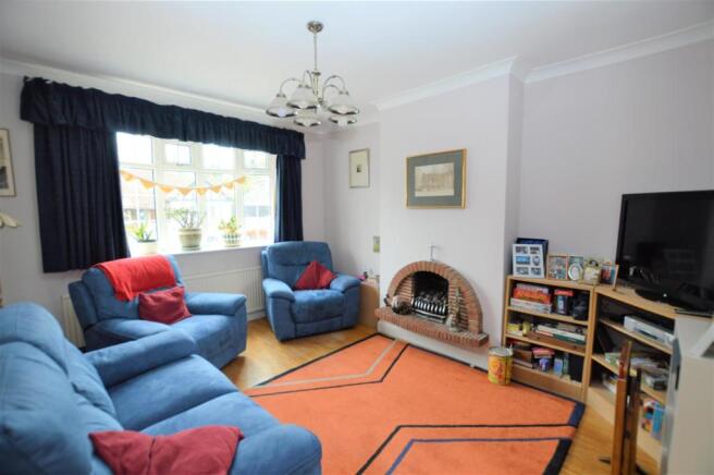 44 Lyndhurst Ave liv.JPG
