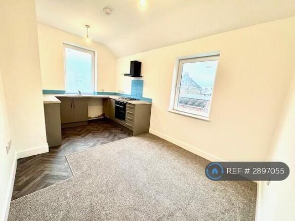 3 bed Flat to rent Image 4