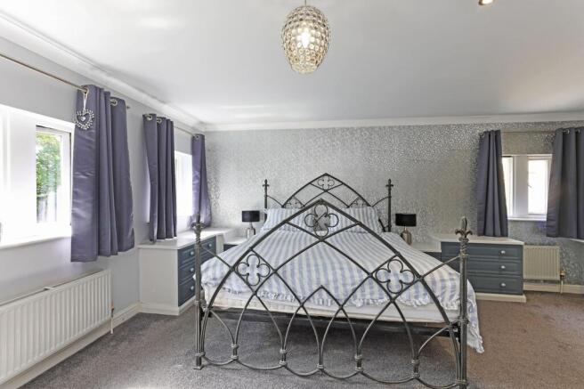 5 bed Detached for sale Image 12