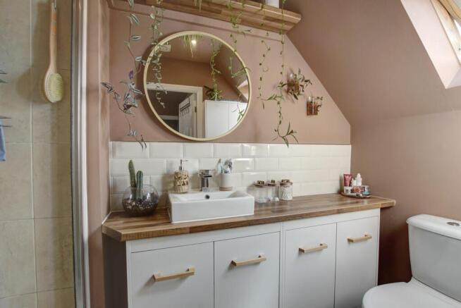 17. Master en-suite