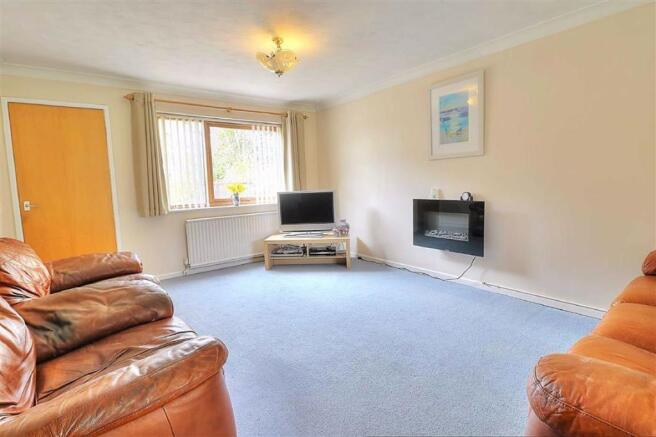 Sitting/Dining Room: