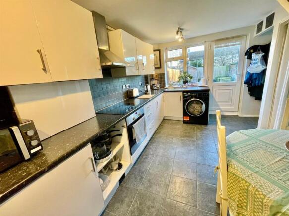 8 Ashwood Rd Kitchen 1.jpg