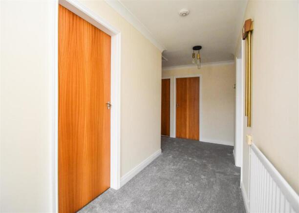 7 Reynolds Close- Hallway.jpg