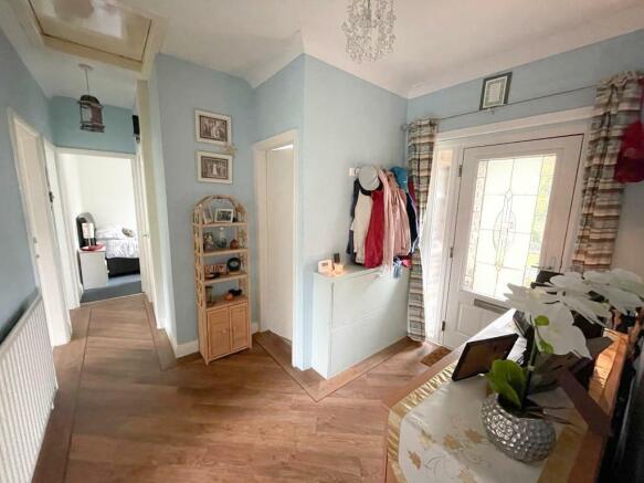 L SHAPED ENTRANCE HALL