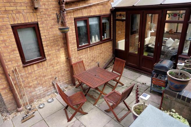 ENCLOSED REAR GARDEN