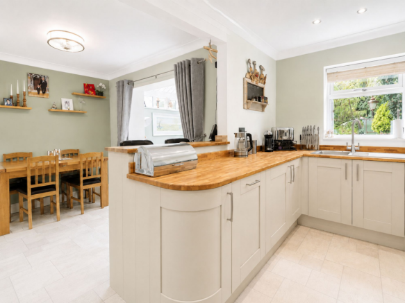 4 bed Semi-Detached for sale Image 7