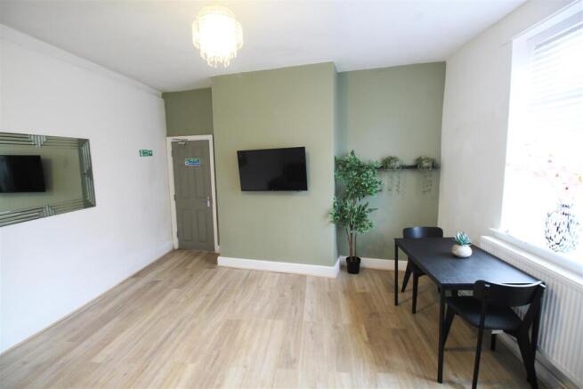 5 bed House Share to rent Image 4