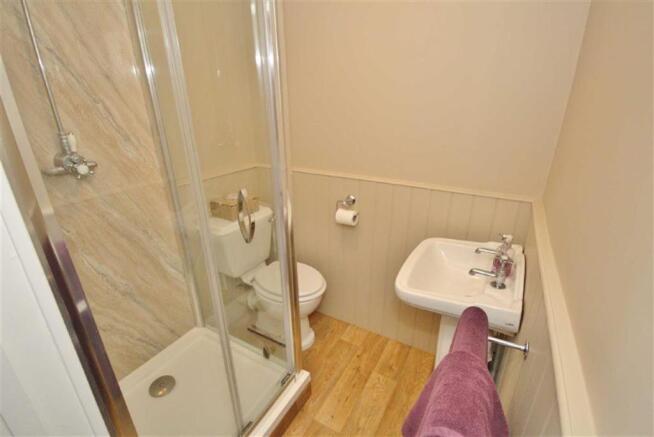EN-SUITE SHOWER ROOM