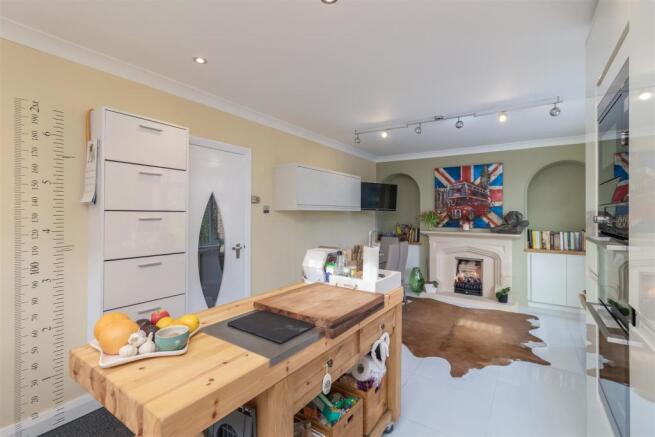 Welham Road 19-Dining Kitchen E.jpg