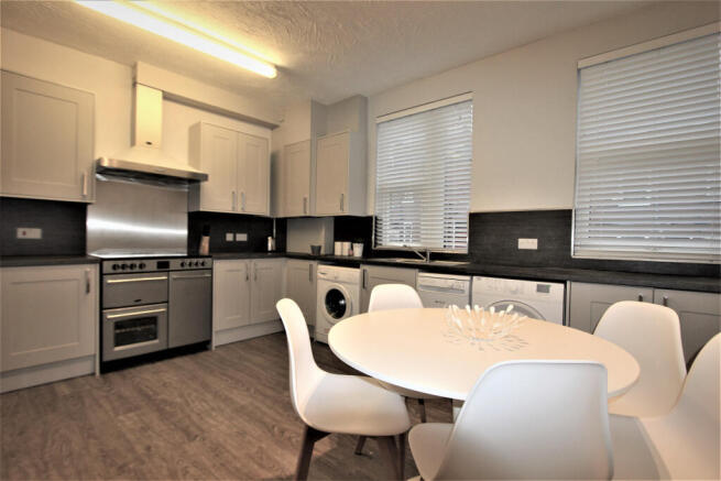 6 bed House to rent Image 4