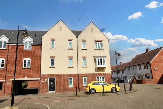 Holloway Close, Amesbury, SP4 photo 4