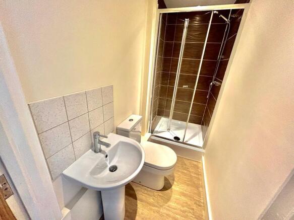 4 bed House to rent Image 6