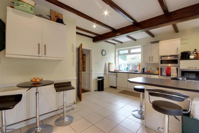 6 bed Detached for sale Image 6