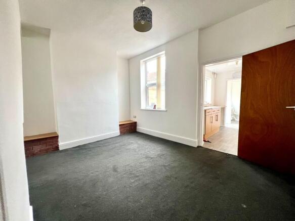 2 bed Terraced to rent Image 4