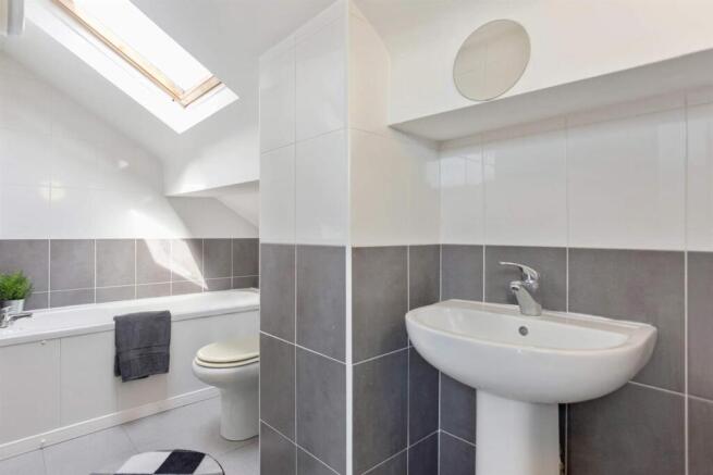 4 bed Flat to rent Image 5