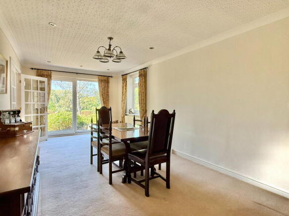 5 bed Detached for sale Image 11