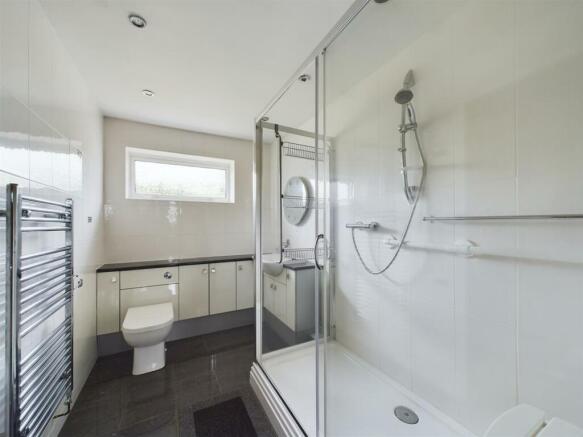 FAMILY SHOWER ROOM