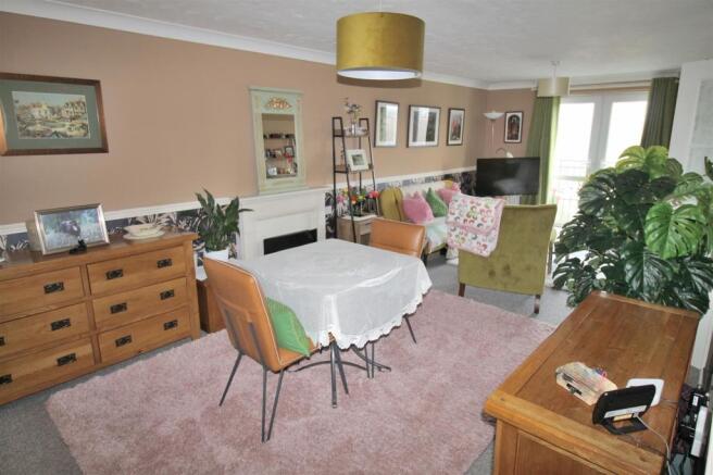 Lounge/Dining Room