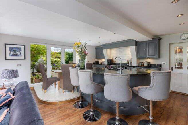 5 bed Detached for sale Image 10