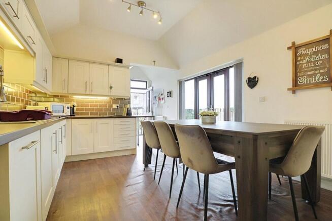 6 bed Semi-Detached for sale Image 6