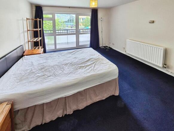 Living Room / Bed...