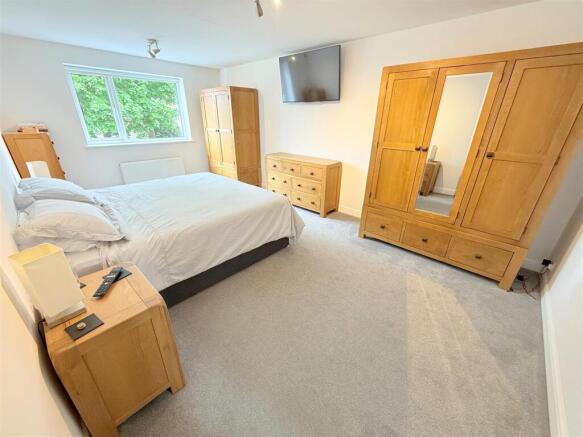 4 bed Detached for sale Image 9