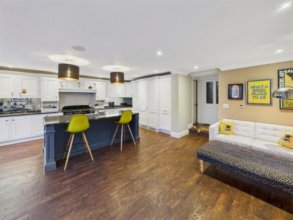 5 bed Detached for sale Image 8