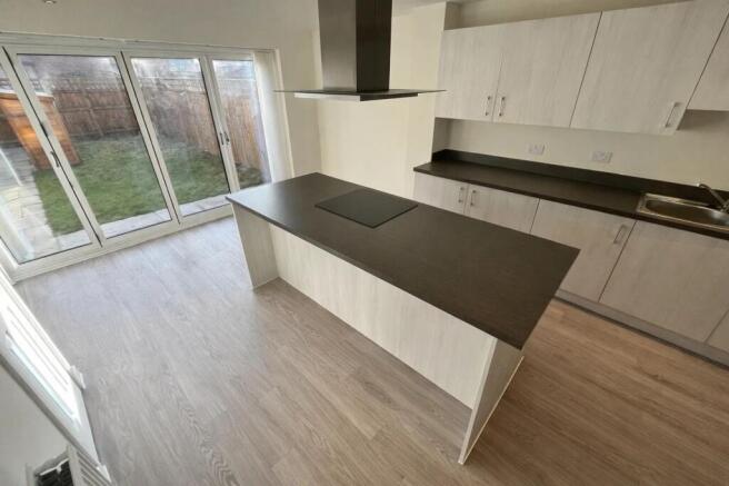 4 bed Town House to rent Image 4