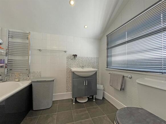 Sturdee road 41 bathroom for insde.jpg
