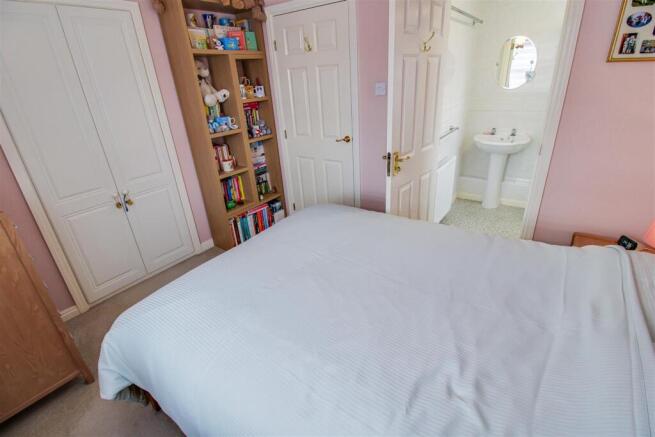 5 bed Detached for sale Image 12