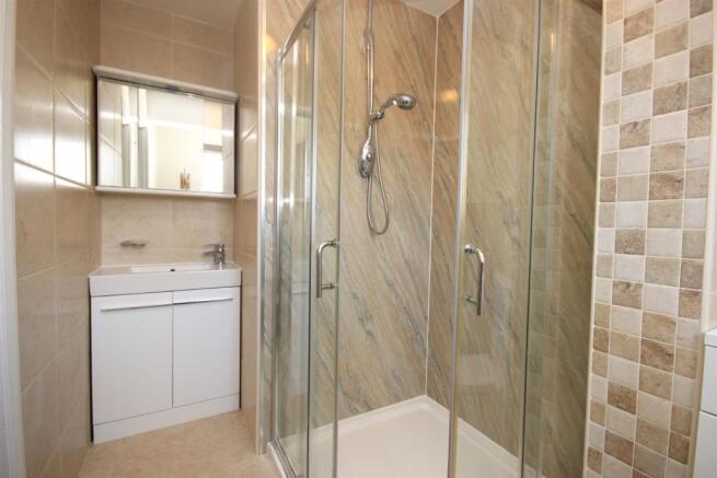 EN-SUITE SHOWER ROOM