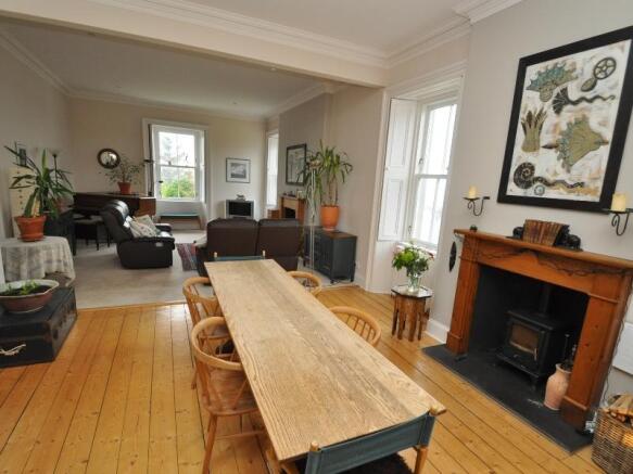 Living room/Dining area