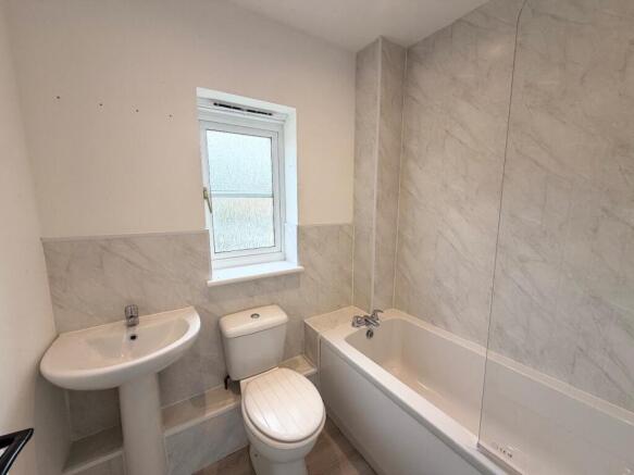 3 bed Semi-Detached to rent Image 4