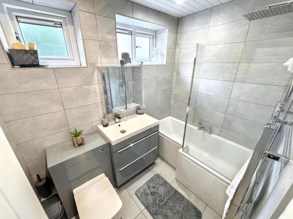 3 bed Apartment to rent Image 12