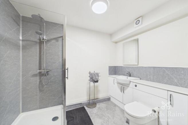 3 bed Apartment to rent Image 8