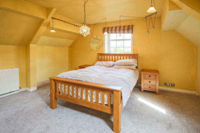 5 bed Detached for sale Image 11